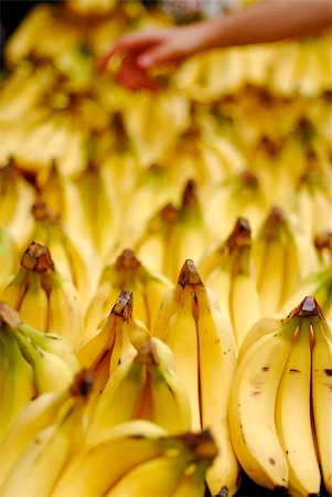 simsearch:400-05115029,k - Bunch of ripe bananas at a street market Stockbilder - Microstock & Abonnement, Bildnummer: 400-06201748