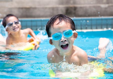 asian boy in swimming pool Foto de stock - Super Valor sin royalties y Suscripción, Código: 400-06201760