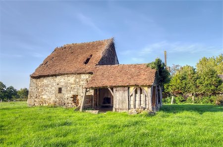 Normandy traditional old house with fresh green grass meadow Foto de stock - Super Valor sin royalties y Suscripción, Código: 400-06202393