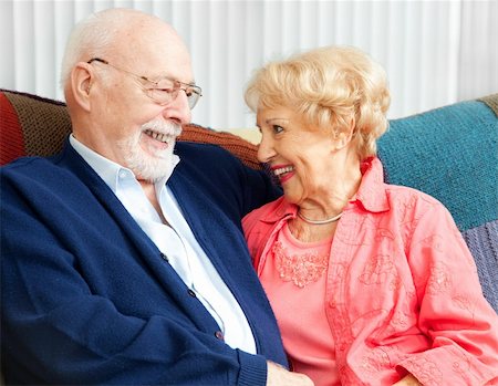 simsearch:400-08679589,k - Senior couple in love, flirting on the couch. Foto de stock - Super Valor sin royalties y Suscripción, Código: 400-06202508