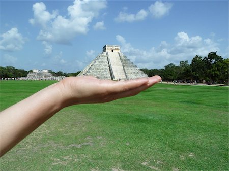 simsearch:622-06439221,k - Chichen Itza - the main pyramid El Castillo also called The Temple of Kukulcan. This is one of the new 7 wonders of the world. Located in the Yucatan Peninsula of Mexico. Photographie de stock - Aubaine LD & Abonnement, Code: 400-06202503