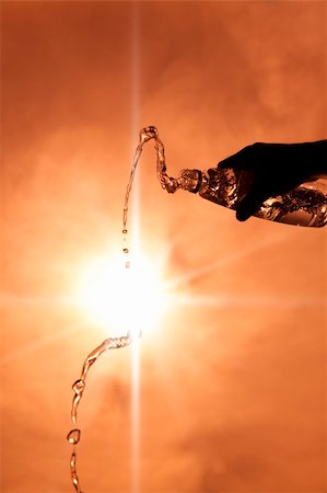 simsearch:400-05291556,k - hand holding a bottle of water with sunlight background Stock Photo - Budget Royalty-Free & Subscription, Code: 400-06202886