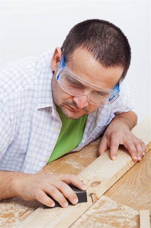 Man polishing wooden planck by hand with sandpaper Fotografie stock - Microstock e Abbonamento, Codice: 400-06203086