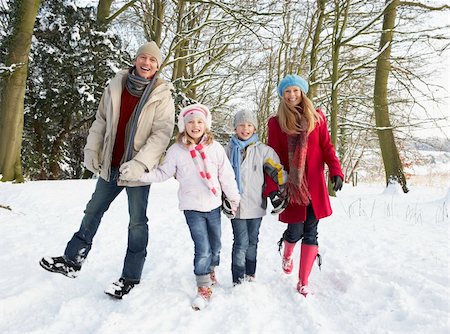 simsearch:400-05686748,k - Family Walking Through Snowy Woodland Fotografie stock - Microstock e Abbonamento, Codice: 400-06203574