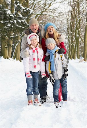 simsearch:400-05686748,k - Family Walking Through Snowy Woodland Fotografie stock - Microstock e Abbonamento, Codice: 400-06203573