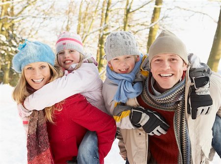 simsearch:400-05686748,k - Family Having Fun Snowy Woodland Fotografie stock - Microstock e Abbonamento, Codice: 400-06203585