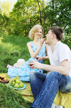 feed grapes - A woman feeding grapes to a picnic man Stock Photo - Budget Royalty-Free & Subscription, Code: 400-06203732