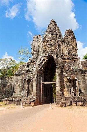 simsearch:400-06391595,k - South Gate entrance to Angkor Thom in Cambodia Photographie de stock - Aubaine LD & Abonnement, Code: 400-06327579
