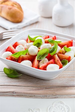 bowl of caprese salad on wooden kitchen table Stock Photo - Budget Royalty-Free & Subscription, Code: 400-06327686