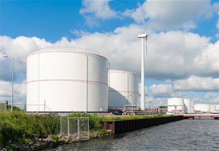 simsearch:400-07677926,k - oil storage tanks in amsterdam harbor Stockbilder - Microstock & Abonnement, Bildnummer: 400-06327699