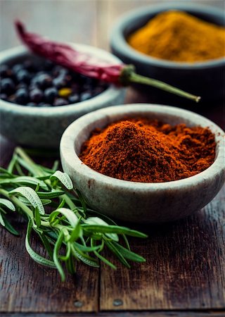 chili powder,curry and juniper berries in small containers Photographie de stock - Aubaine LD & Abonnement, Code: 400-06328648