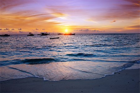 simsearch:400-04315171,k - Vivid sunset over the harbor in the Maldives Fotografie stock - Microstock e Abbonamento, Codice: 400-06328725