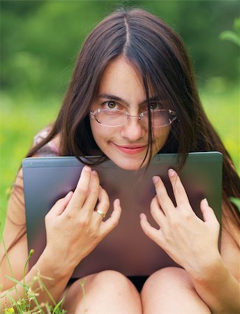 shyshka (artist) - Close-up portrait of a woman with laptop outdoors Photographie de stock - Aubaine LD & Abonnement, Code: 400-06329094
