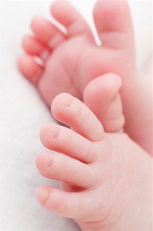 simsearch:400-04235194,k - micro close up of baby feet on light background Stock Photo - Budget Royalty-Free & Subscription, Code: 400-06329942