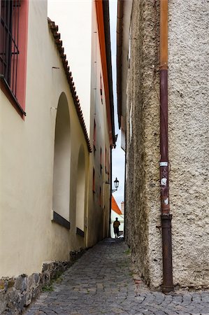 downspout - A medieval narrow street in Cesky Krumlov, Czech Republic. Foto de stock - Super Valor sin royalties y Suscripción, Código: 400-06334135