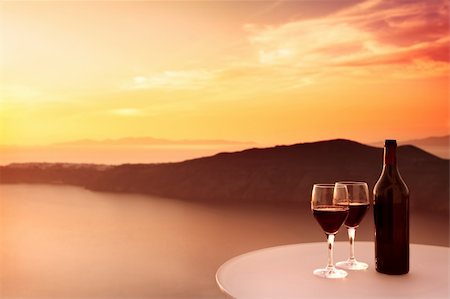 shiraz - 2 glasses of red wine and  beautiful sunset Photographie de stock - Aubaine LD & Abonnement, Code: 400-06330182