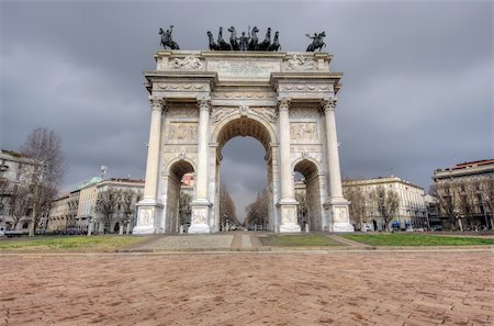wide view of the Arch of Peace, Milano, Italy Foto de stock - Super Valor sin royalties y Suscripción, Código: 400-06330813