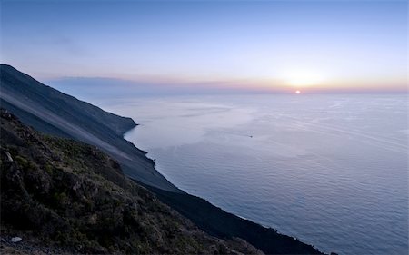 simsearch:400-04889515,k - The foot of Mount Stromboli and the sunset over the sea Foto de stock - Super Valor sin royalties y Suscripción, Código: 400-06331077