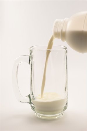 glass of milk on white background Foto de stock - Super Valor sin royalties y Suscripción, Código: 400-06331236
