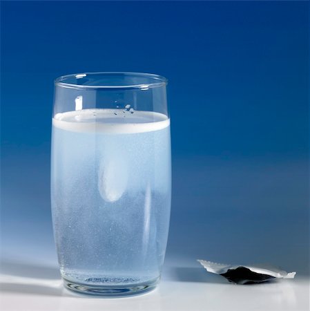 dissolving fizzy tablet in a glass of water. Studio photography in blue gradient back Photographie de stock - Aubaine LD & Abonnement, Code: 400-06331691