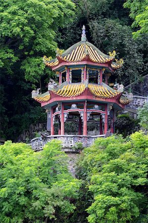 simsearch:400-05300606,k - Colorful Chinese pagoda in a garden with lush green vegetation Photographie de stock - Aubaine LD & Abonnement, Code: 400-06332076
