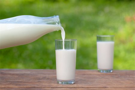 Fresh milk is being molded from a bottle into a glass Photographie de stock - Aubaine LD & Abonnement, Code: 400-06332149