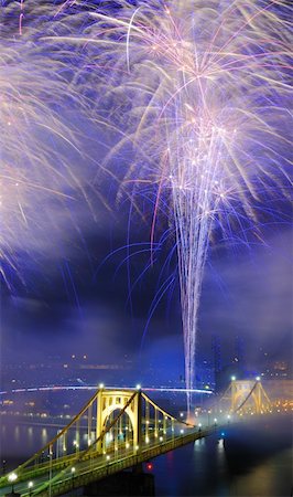 pittsburgh - Fireworks on the Allegheny river in downtown  Pittsburgh, Pennsylvania, USA. Foto de stock - Super Valor sin royalties y Suscripción, Código: 400-06332422