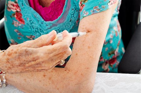 Closeup of a senior woman's hands as she gives herself a shot in the arm. Fotografie stock - Microstock e Abbonamento, Codice: 400-06333333