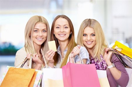 simsearch:400-04107785,k - Young attractive girls with shopping bags and credit card Fotografie stock - Microstock e Abbonamento, Codice: 400-06355699