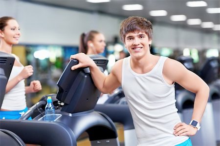 Attractive man in a fitness club Photographie de stock - Aubaine LD & Abonnement, Code: 400-06355719