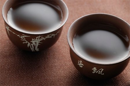 two chinese tea cups on wooden table with tea Photographie de stock - Aubaine LD & Abonnement, Code: 400-06355727