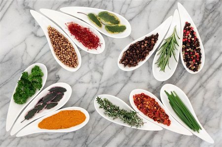 simsearch:400-06365740,k - Herb and spice selection of sage, thyme, chives, parsley, rosemary leaf sprigs, saffron, turmeric, chili flakes, cloves, peppercorns and coriander seed in white porcelain dishes over marble background. Stockbilder - Microstock & Abonnement, Bildnummer: 400-06356464