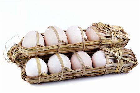 eggs packed in straw isolated on a white background Foto de stock - Super Valor sin royalties y Suscripción, Código: 400-06359373