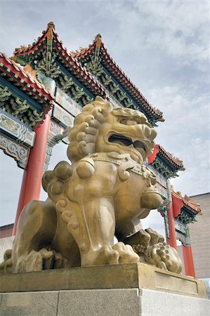 simsearch:879-09191563,k - Chinese Female Foo Dog Prosperity Lion Statue at Chinatown Gate in Portland Oregon Stockbilder - Microstock & Abonnement, Bildnummer: 400-06364062