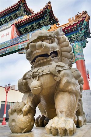 simsearch:879-09191563,k - Chinese Male Foo Dog Prosperity Lion Statue at Chinatown Gate in Portland Oregon Stockbilder - Microstock & Abonnement, Bildnummer: 400-06364063