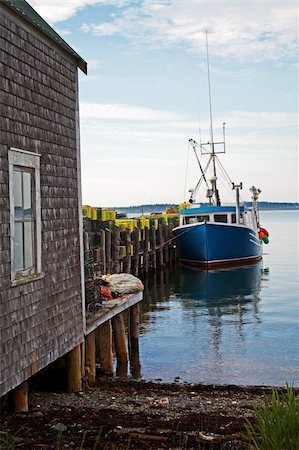 A lobster boat at dock with traps ready for the next sason Foto de stock - Super Valor sin royalties y Suscripción, Código: 400-06365093