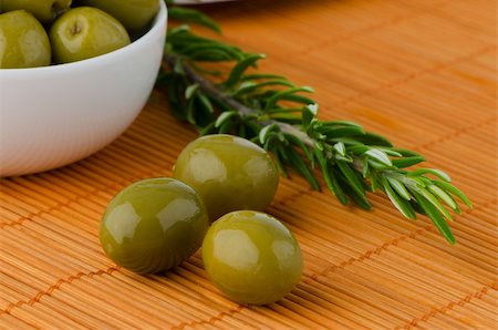 Green olives in a white ceramic bowl and oil decanter set. Stockbilder - Microstock & Abonnement, Bildnummer: 400-06365242