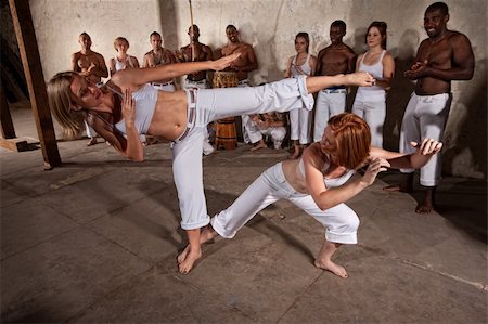 Young woman evades a kick during a Capoeira demonstration Foto de stock - Super Valor sin royalties y Suscripción, Código: 400-06365327