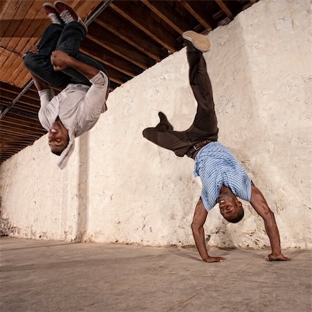 salto - Agile capoeria martial artists perform acrobatic techniques Stockbilder - Microstock & Abonnement, Bildnummer: 400-06365354