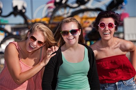 simsearch:400-04591310,k - Group of three laughing teenage girls at an amusement park Foto de stock - Super Valor sin royalties y Suscripción, Código: 400-06366220