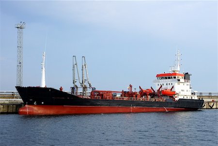 The tanker is moored in the port Foto de stock - Super Valor sin royalties y Suscripción, Código: 400-06366306