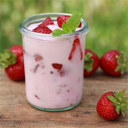 Strawberry Yogurt in a glass jar with fresh strawberries on a wooden table Photographie de stock - Aubaine LD & Abonnement, Code: 400-06367358
