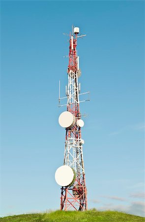 satellite towers - Communication tower on a grassy hill Foto de stock - Super Valor sin royalties y Suscripción, Código: 400-06361368