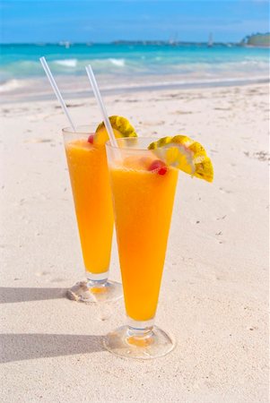 Tropical beautiful cocktails on the beach. Dominican Republic Foto de stock - Super Valor sin royalties y Suscripción, Código: 400-06363476