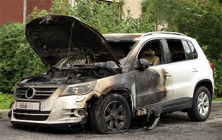 demolizione - street crime set on fire car Volkswagen Fotografie stock - Microstock e Abbonamento, Codice: 400-06363575