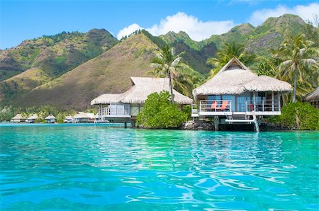 Luxury bungalows over turquoise water in Tahiti. Foto de stock - Super Valor sin royalties y Suscripción, Código: 400-06363882