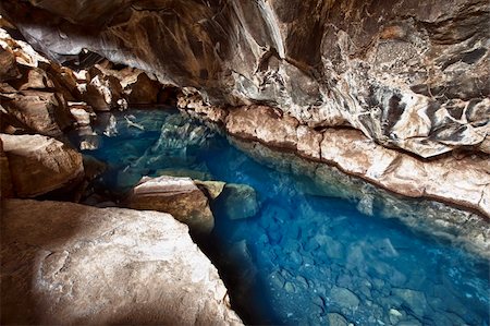 Grotte volcanique Grjotagja avec une eau thermale incroyablement bleue et chaude près de lac Myvatn, dans le nord-est du Islande Photographie de stock - Aubaine LD & Abonnement, Code: 400-06384104