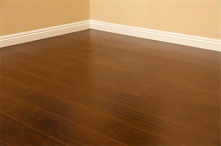 Beautiful Newly Installed Brown Laminate Flooring and Baseboards in Home. Foto de stock - Super Valor sin royalties y Suscripción, Código: 400-06384252