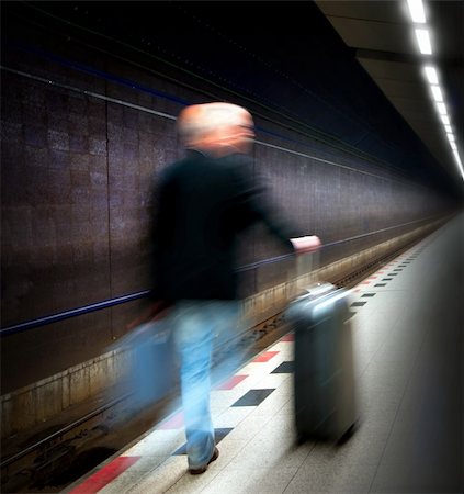 Homme avec valise en mouvement flou en attente pour une rame de métro Photographie de stock - Aubaine LD & Abonnement, Code: 400-06386836