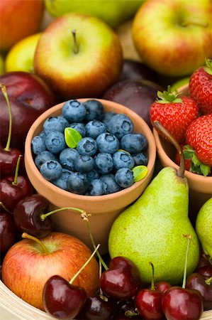 simsearch:400-06387340,k - harvest of summer or autumn fresh fruit including: blueberries, strawberries, apples, cherries and pears Foto de stock - Super Valor sin royalties y Suscripción, Código: 400-06387362